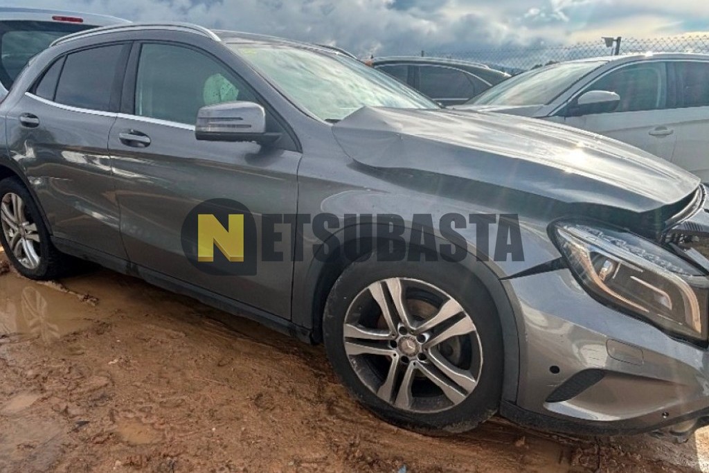 Mercedes-Benz GLA 180 7G-DCT 2016