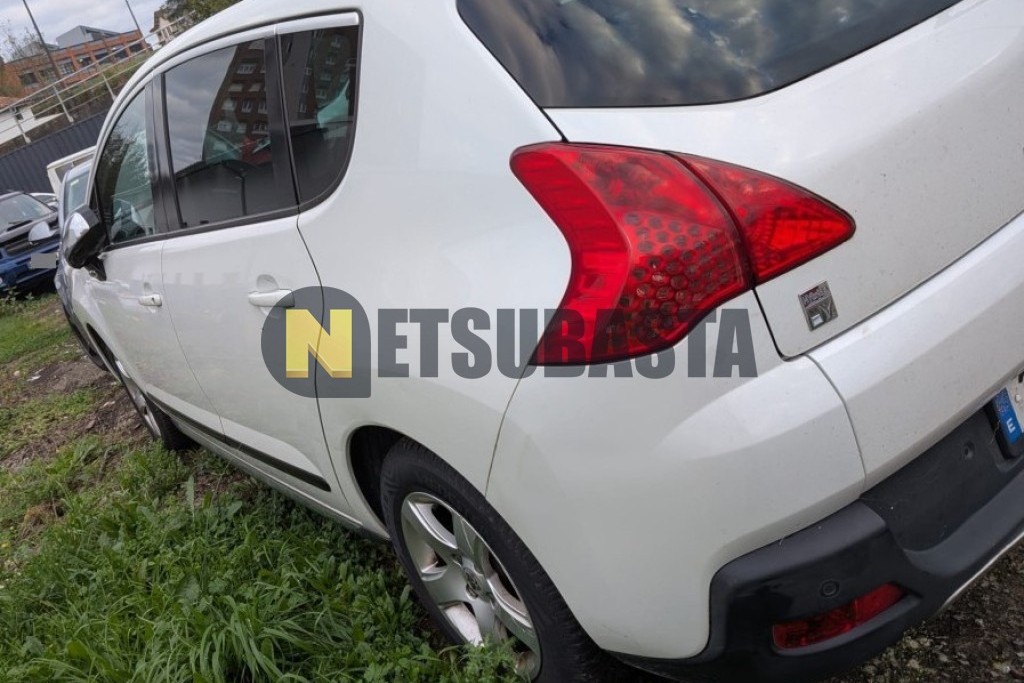 Peugeot 3008 HYbrid4 2012