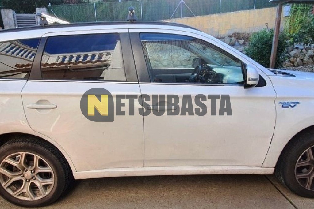 Mitsubishi Outlander PHEV 4WD 2015