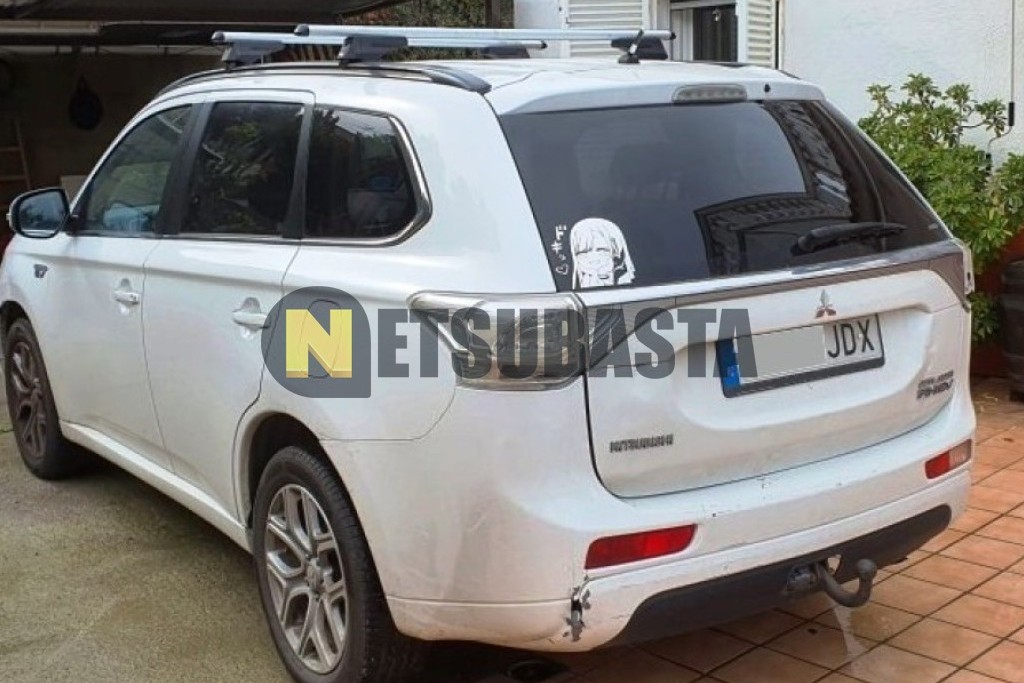Mitsubishi Outlander PHEV 4WD 2015