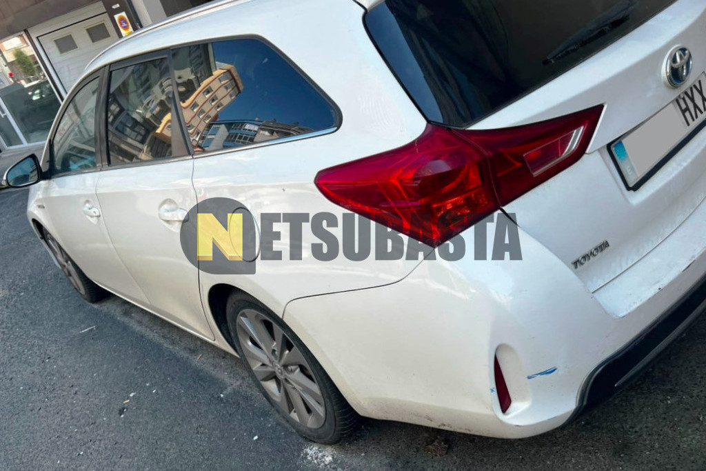 Toyota Auris Touring Sport Hybrid 2014