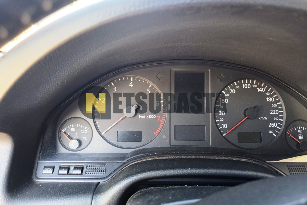 Audi A8 3.7 quattro tiptronic 5 vel. 1999