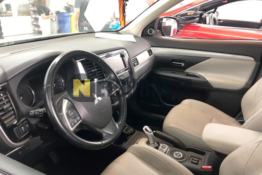 Mitsubishi Outlander PHEV 4WD 2015